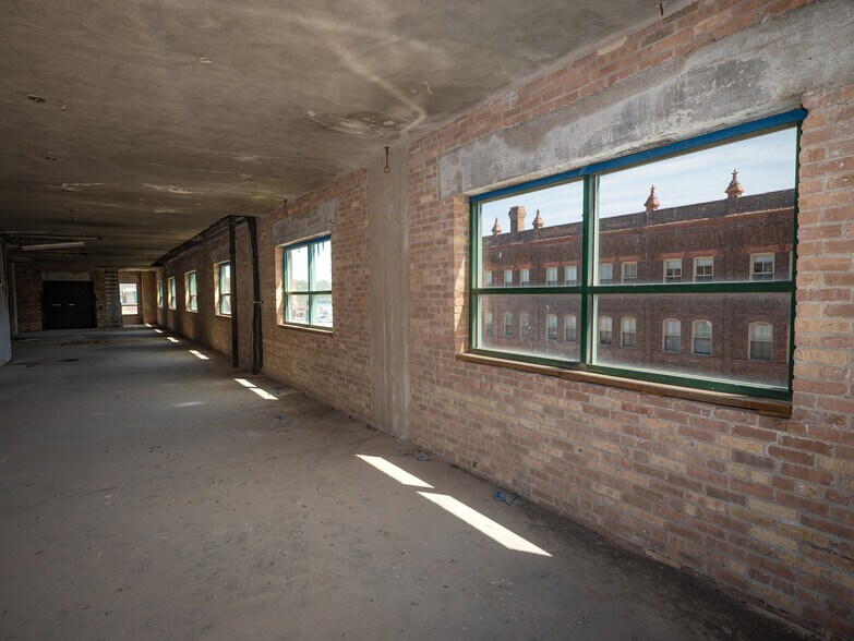 More Photos Of 100 Main St, Dubuque Flex For Sale