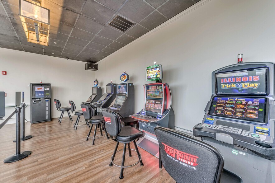 More Photos Of 7403-7421 N Milwaukee Ave, Niles General Retail For Sale