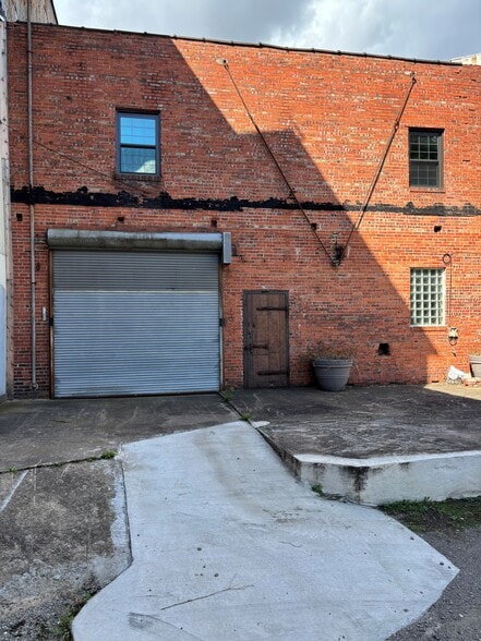 More Photos Of 918 Rickenbach St, Pittsburgh Distribution For Lease