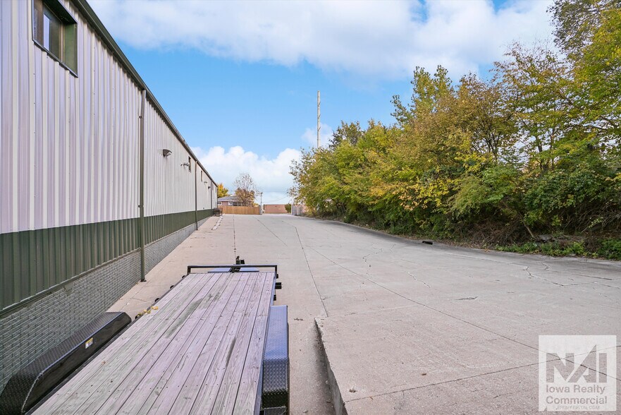 More Photos Of 1402 SW 18th St, Cedar Rapids Warehouse For Lease