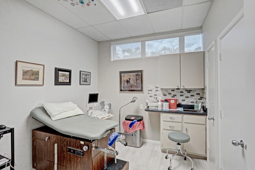 More Photos Of 3537 Forest Hill Blvd, West Palm Beach Medical For Lease