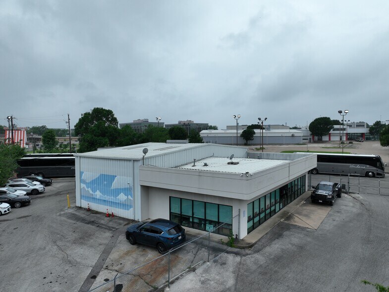 More Photos Of 6415 E US HWY 290, Austin Showroom For Lease