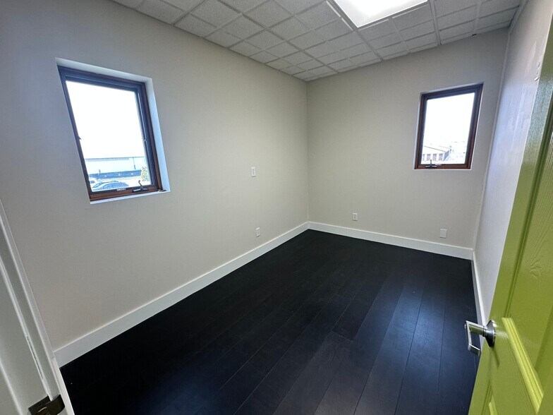 More Photos Of 1255 Erie Ct, Crown Point Light Distribution For Lease