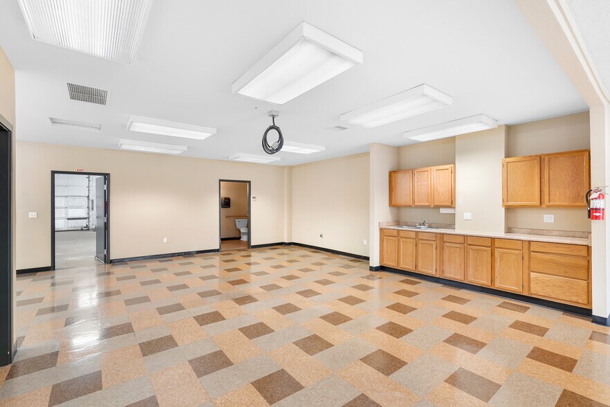 More Photos Of 305 NE Russell St, Portland Light Manufacturing For Sale