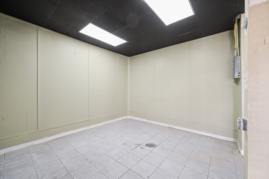 More Photos Of 1710 Highway 6, Houston Storefront For Lease