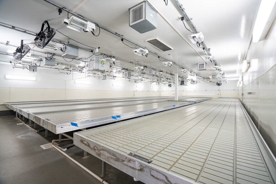 More Photos Of 19533 McLane St, Palm Springs Distribution For Sale