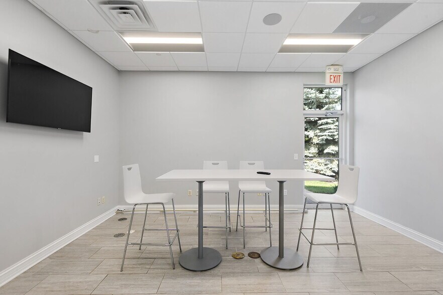 More Photos Of 220 Garden St, Yorkville Office For Sale