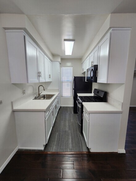 More Photos Of 423 N Harvard Blvd, Los Angeles Apartments For Sale