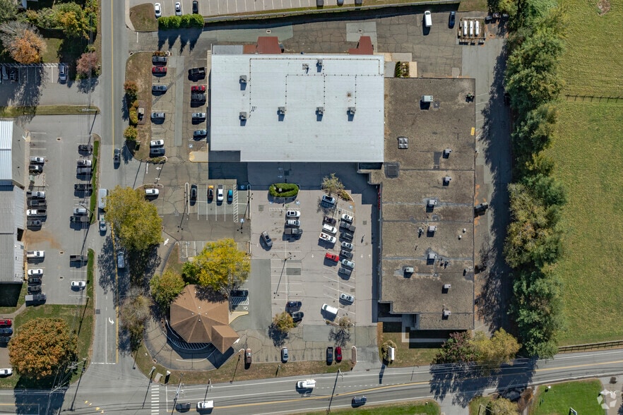 More Photos Of 125 Westbrook Rd, Essex Storefront For Sale