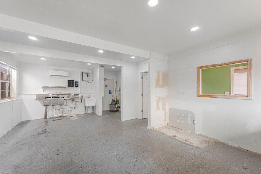 More Photos Of 1352 N Main St, Jacksonville Auto Dealership For Lease