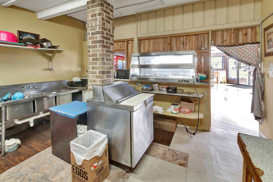 More Photos Of 1100 W US Highway 59 Feeder, Ganado Convenience Store For Sale