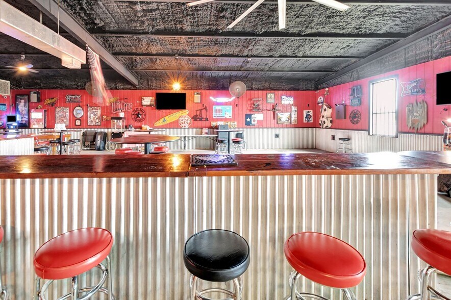 More Photos Of 23404 NW Zac Lentz Pky, Victoria General Retail For Sale