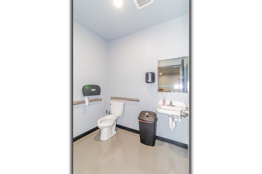 More Photos Of 1186 N Shawano St, New London General Retail For Lease