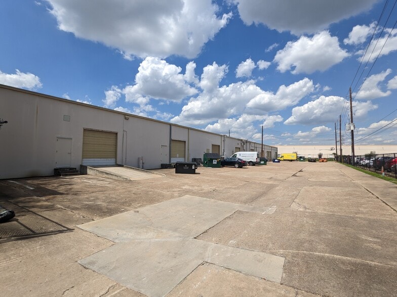 More Photos Of 10610-10618 Rockley Rd, Houston Unknown For Lease