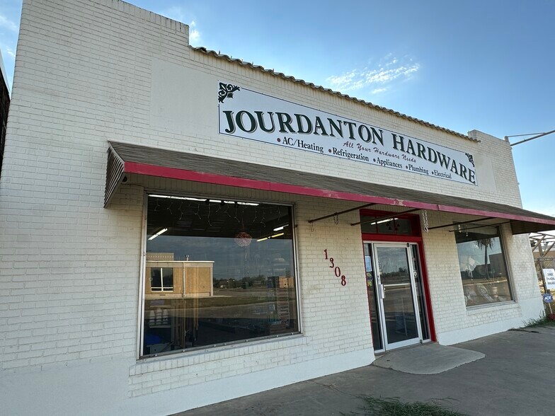 More Photos Of 1308 Simmons Ave, Jourdanton Garden Center For Sale