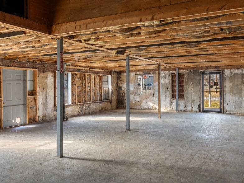 More Photos Of 428 S 3rd Ave, Chatsworth Freestanding For Sale