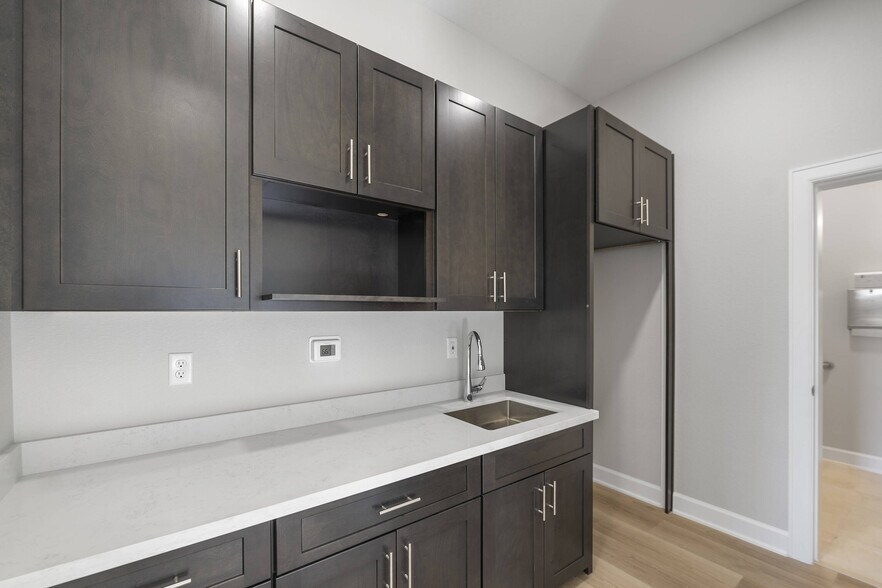 More Photos Of 11606 Westlock Dr, Tomball Medical For Sale