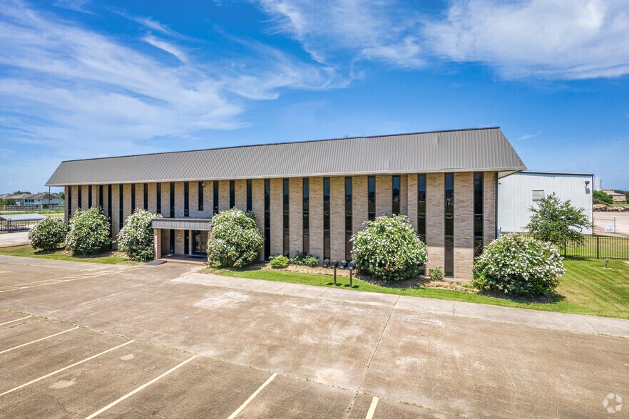 More Photos Of 8909 Jackrabbit Rd, Houston Office For Lease