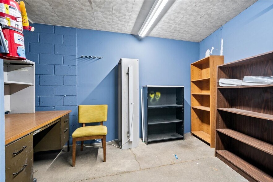 More Photos Of 310 W 162nd St, South Holland Manufacturing For Lease