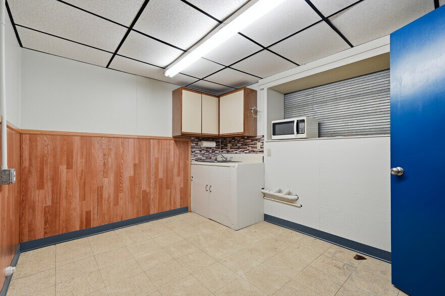 More Photos Of 5100 Elk River Rd N, Elkview Flex For Sale