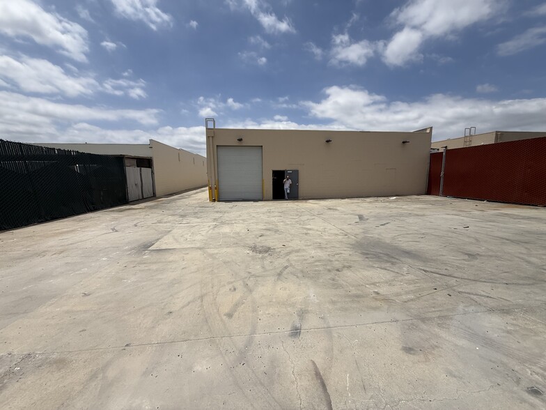 More Photos Of 19761 Bahama St, Northridge Warehouse For Lease