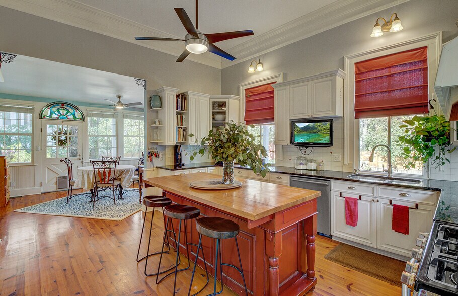 More Photos Of 112 S Magnolia St, Summerville Office Residential For Lease