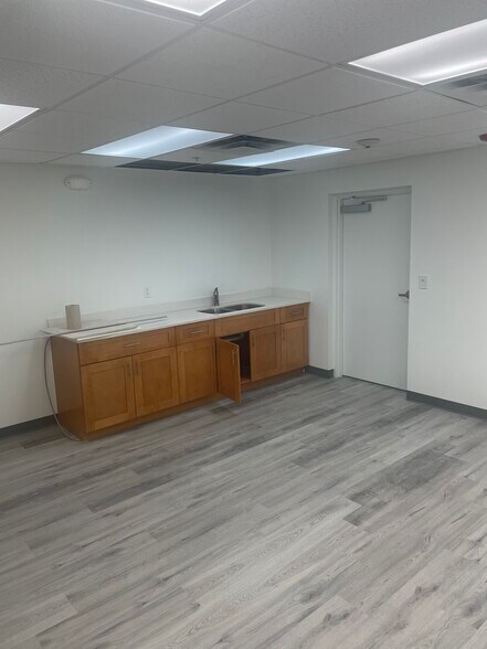 More Photos Of 637 Jim Moran Blvd, Deerfield Beach Warehouse For Lease