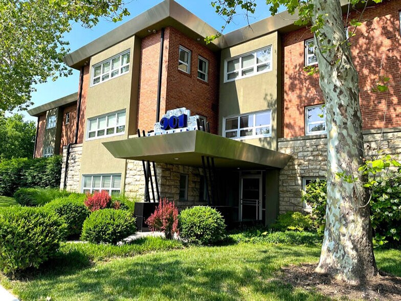Primary Photo Of 901 Kentucky St, Lawrence Office For Sale