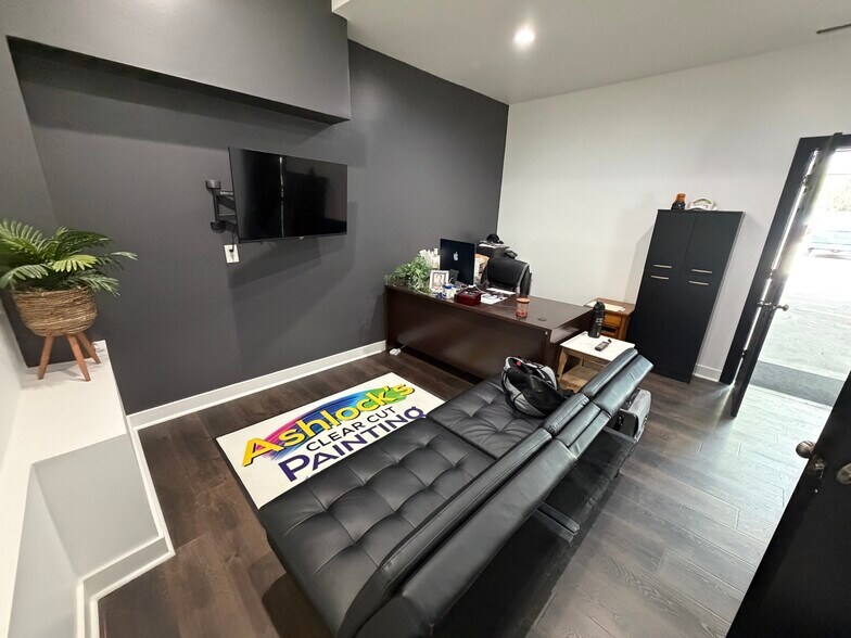 More Photos Of 1332 E Division St, Evansville Flex For Sale