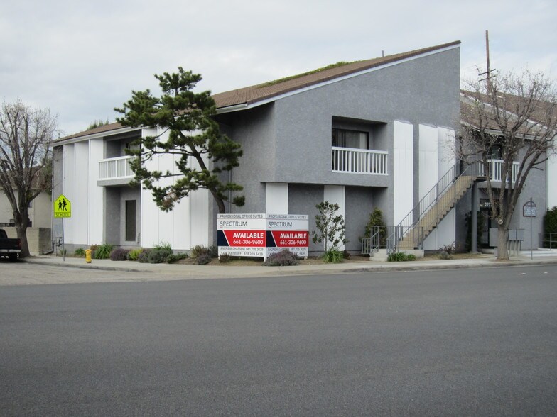 Primary Photo Of 22777 Lyons Ave, Santa Clarita Loft Creative Space For Lease