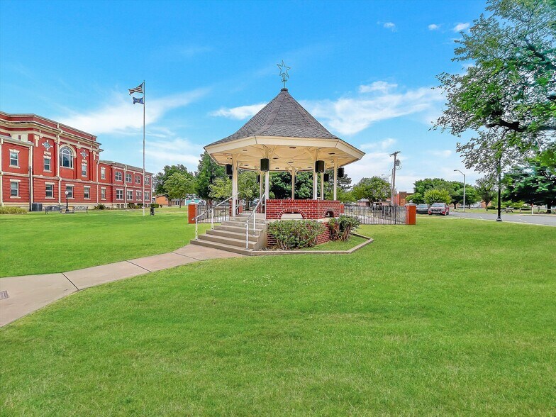 More Photos Of 100 W 4th St, Hobart Restaurant For Sale