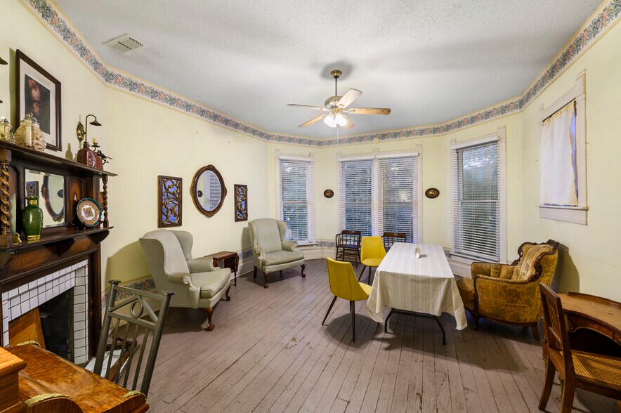 More Photos Of 202 N Newsom St, Mineola General Retail For Sale