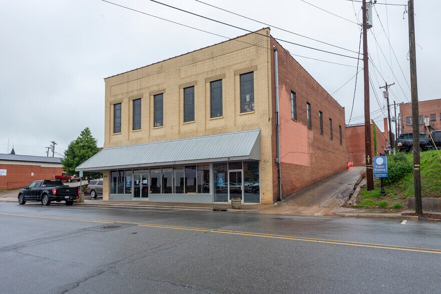 More Photos Of 34 N Logan St, Marion General Retail For Lease