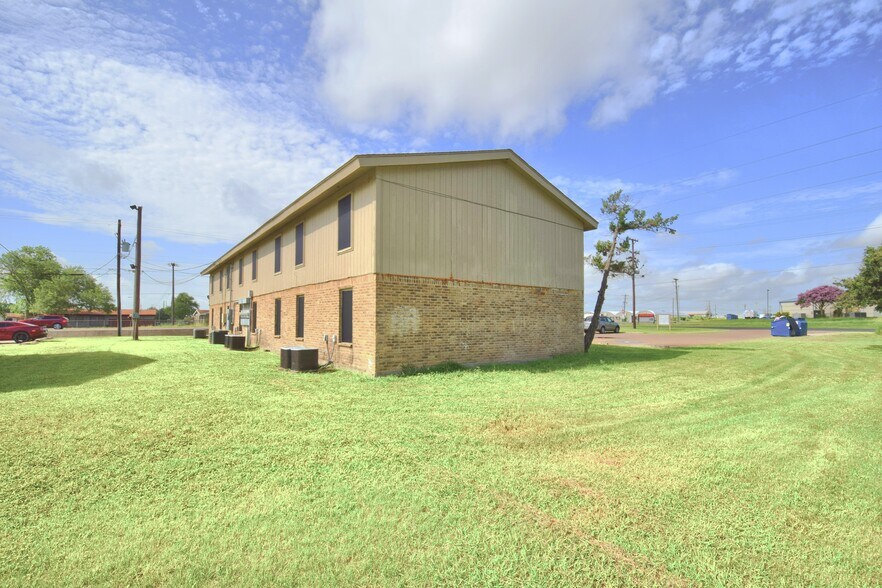 More Photos Of 303-511 E Reagan Rd, Beeville Multifamily For Sale