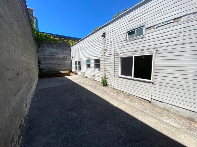 More Photos Of 1700-1720 NW Marshall St, Portland Storefront For Lease