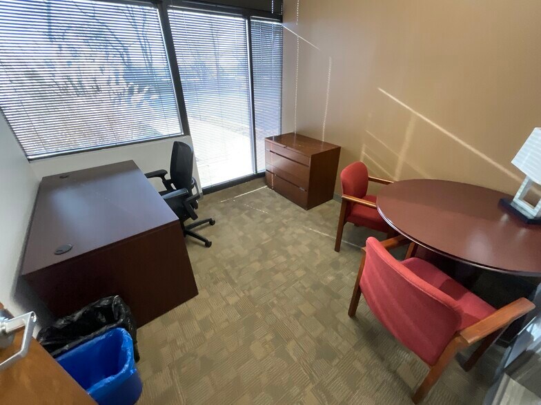 More Photos Of 2505 S Finley Rd, Lombard Office For Lease