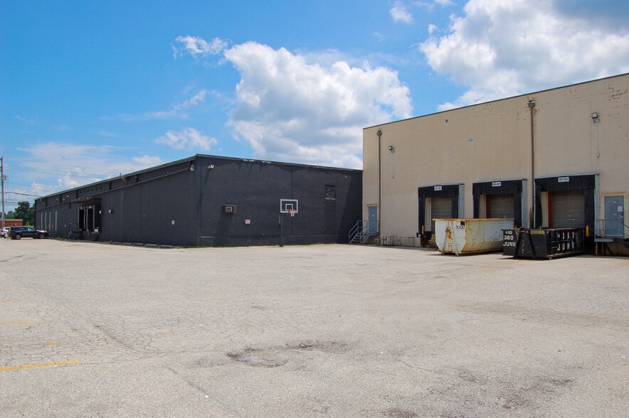 More Photos Of 1800 Woodlawn Dr, Woodlawn Warehouse For Sale