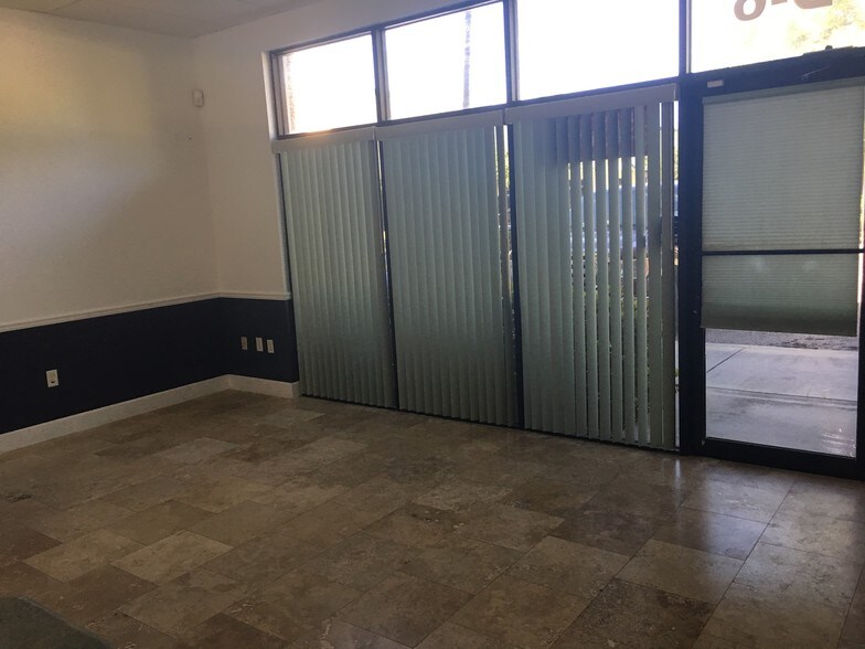 More Photos Of 925 S Military Trl, West Palm Beach Showroom For Lease