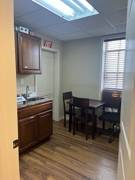 More Photos Of 850 E Franklin St, Kenton Medical For Sale