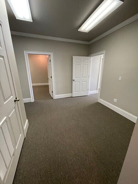 More Photos Of 327 Dahlonega St, Cumming Office For Lease