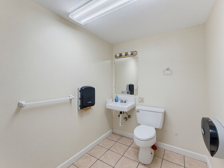 More Photos Of 3347 SW 7th St, Ocala Distribution For Sale