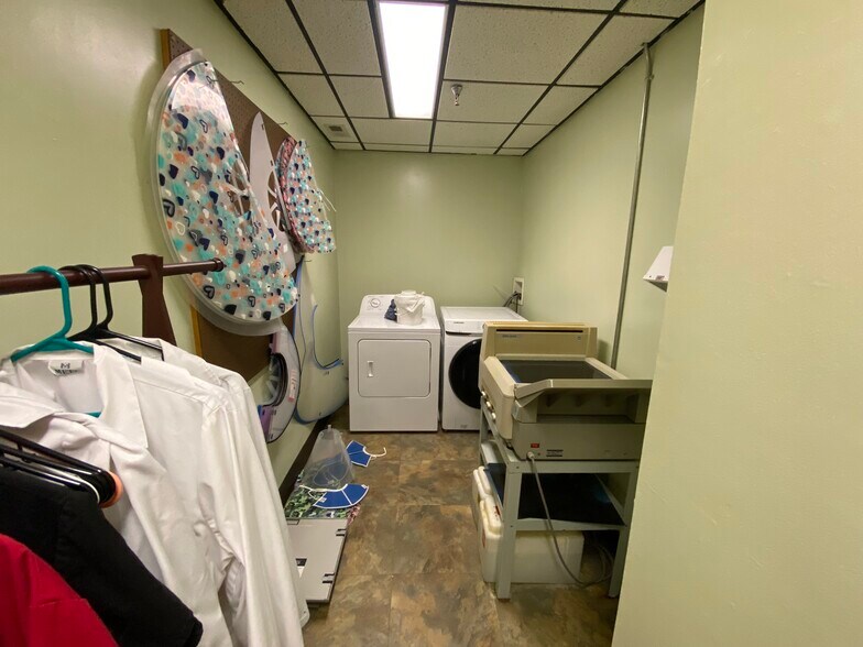 More Photos Of 2228 W College St, Springfield Veterinarian Kennel For Sale