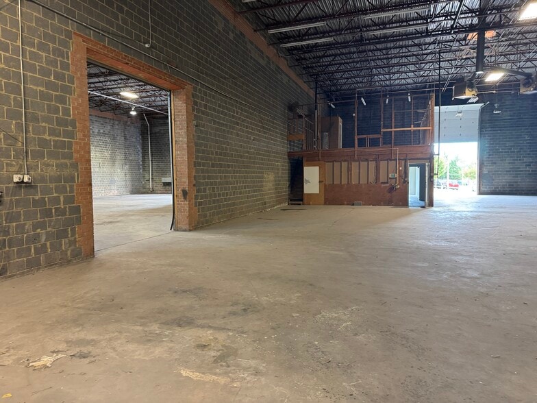 More Photos Of 9126-9166 Euclid Ave, Manassas Warehouse For Lease