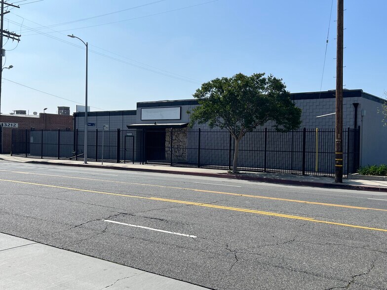 More Photos Of 13222-13226 Saticoy St, North Hollywood Warehouse For Lease