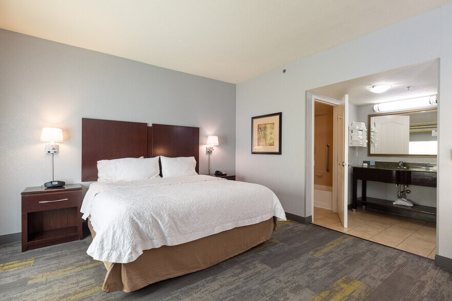 More Photos Of 7941 E Brundage Ln, Bakersfield Hotel For Sale