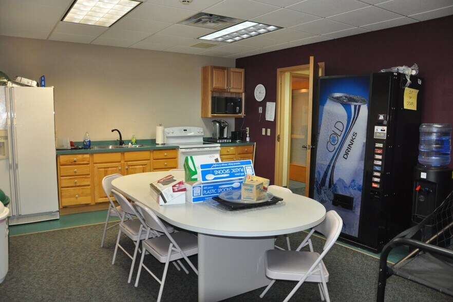 More Photos Of 669 N Medina St, Loretto Office For Sale