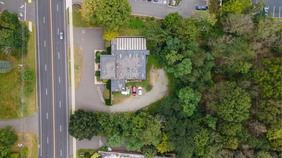 More Photos Of 215 Danbury Rd, Wilton Veterinarian Kennel For Sale