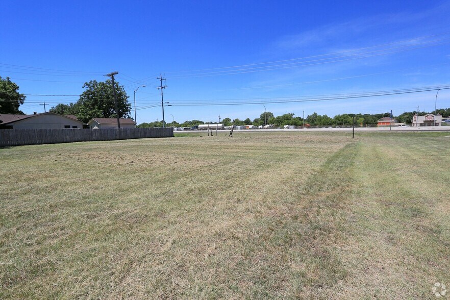 More Photos Of I-35 & Austin St, Sanger Land For Lease