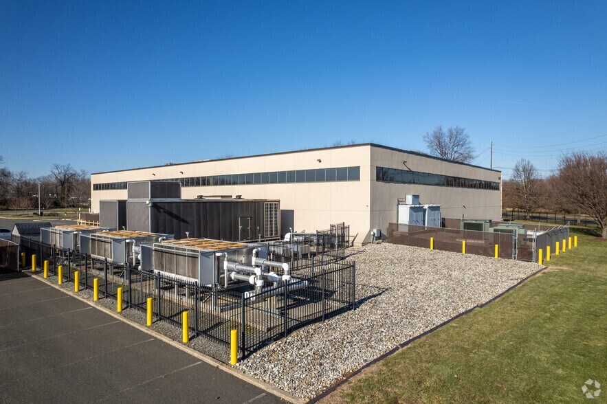 More Photos Of 202 Campus Dr, Somerset Flex For Lease