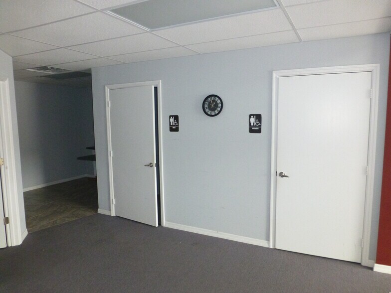 More Photos Of 1035 Collier Center Way, Naples Warehouse For Lease